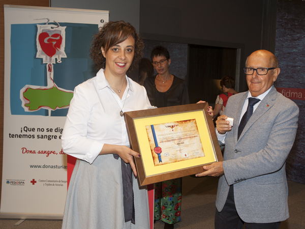 masymas recibe el distintivo al mérito nacional que concede la Hermandad de Donantes de Sangre de Asturias